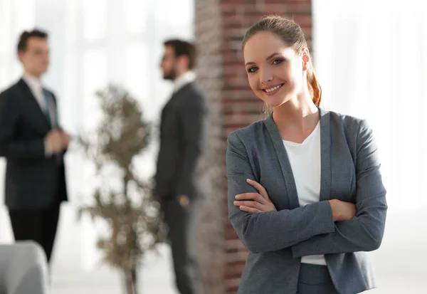 Mujer diseñadora en la oficina . — Foto de Stock