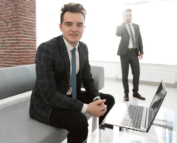 Jeune homme d'affaires travaillant avec un ordinateur portable au bureau — Photo
