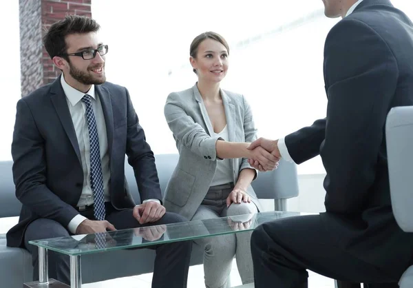 Jistý handshake obchodní partneři — Stock fotografie