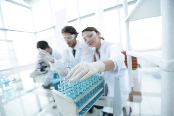 Científico sosteniendo tubo de ensayo o algún equipo de ciencia — Foto de Stock