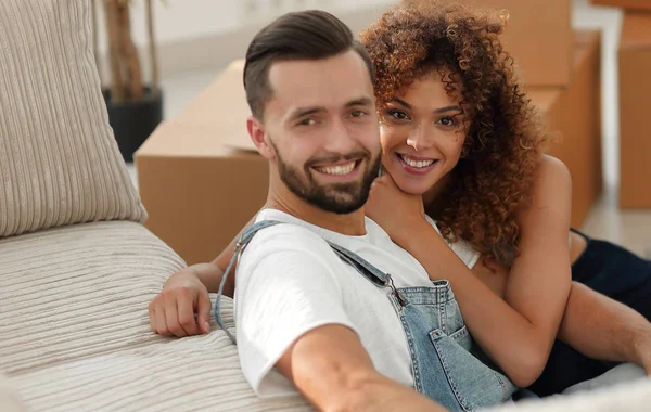 Young couple in a new apartment. Concept of well-being — Stock Photo, Image