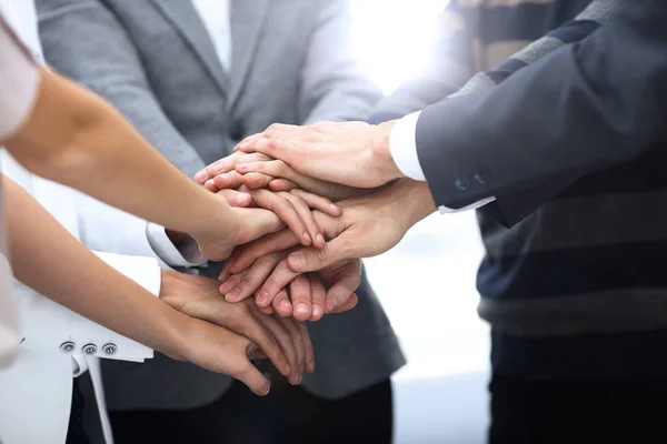 Colegas de negocios con sus manos apiladas juntas — Foto de Stock