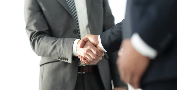 Дружелюбные улыбающиеся бизнесмены пожимают руки. Фотография бизнес-концепции — стоковое фото