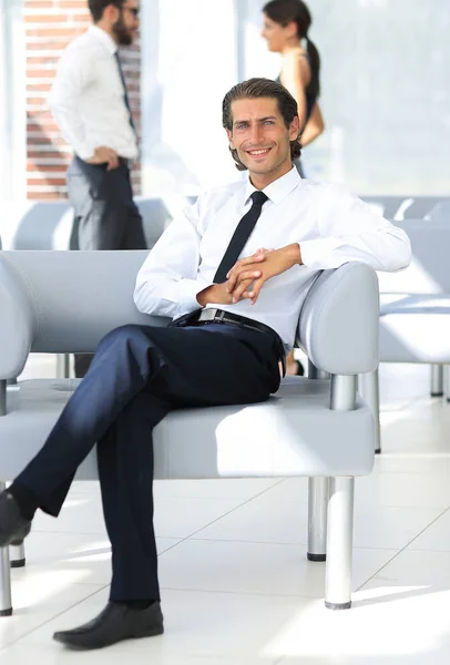 Χαμογελώντας επιχειρηματία που κάθεται στην καρέκλα του γραφείου — Φωτογραφία Αρχείου
