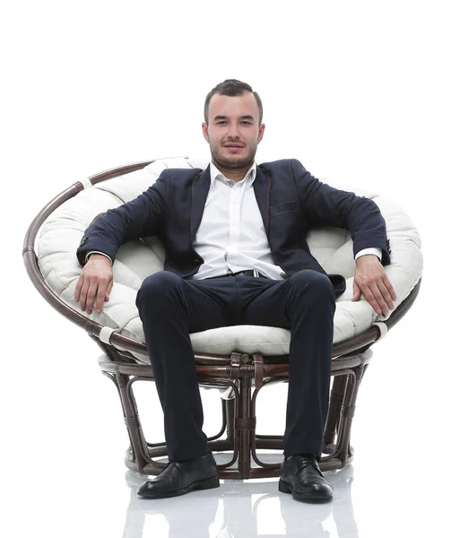 Jeune homme d'affaires assis dans une chaise confortable — Photo