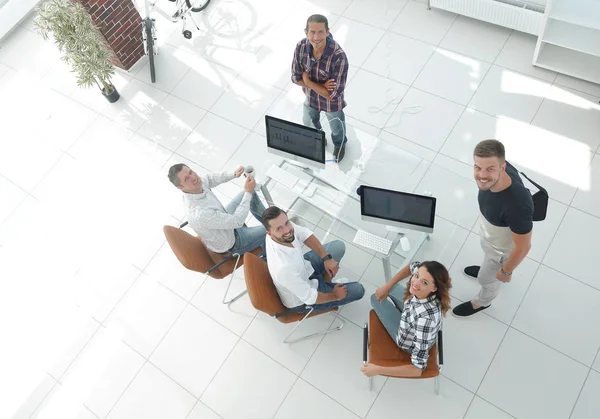 Bekijk de top creatieve team achter een bureau zitten — Stockfoto