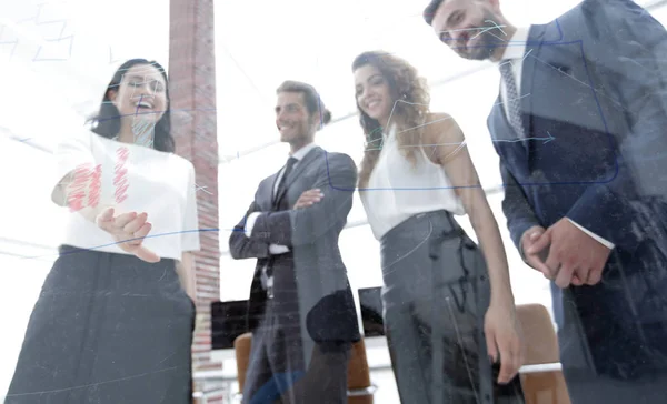 Verkställande kvinna prata med hennes business-team — Stockfoto