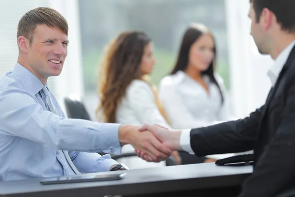Handshake affärspartners vid skrivbordet — Stockfoto