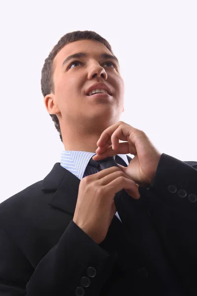 Closeup.Young biznesmen dostosowując jego krawat — Zdjęcie stockowe
