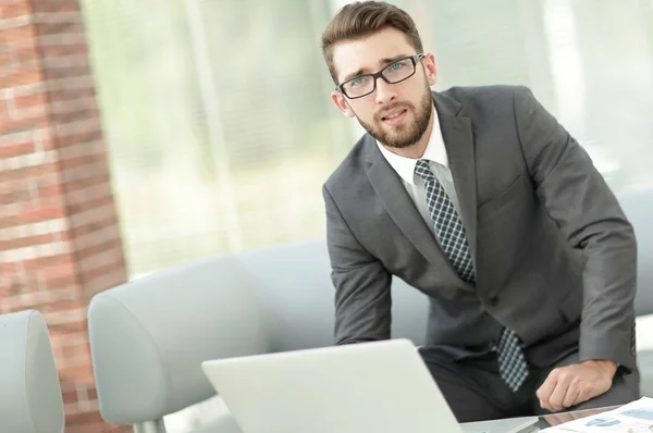 Porträtt av en modern affärsman som sitter vid sitt skrivbord. — Stockfoto