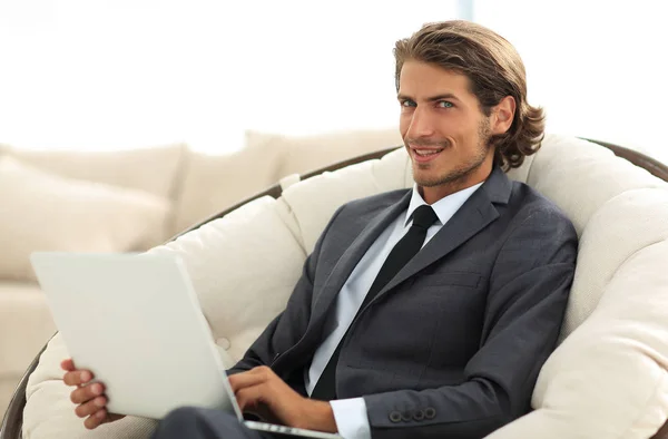 Close-up de mulher de negócios sorridente trabalhando com laptop na sala de estar . — Fotografia de Stock