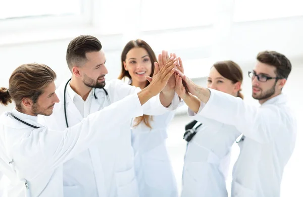 Ομάδα ιατρών, δίνοντας σε κάθε άλλη υψηλό πέντε. — Φωτογραφία Αρχείου