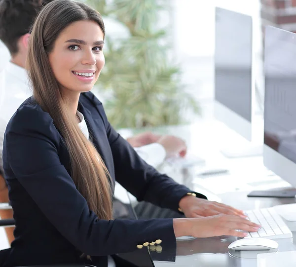 Jeune employé assis à un bureau — Photo