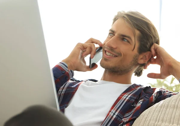 Primer plano de un hombre exitoso hablando con un teléfono inteligente —  Fotos de Stock