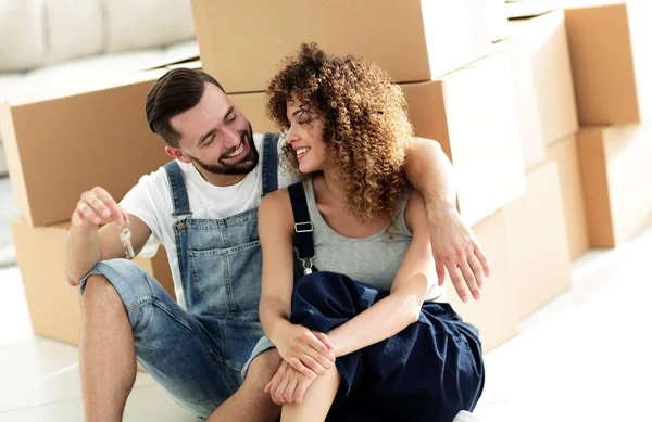 Casal sorridente no fundo de grandes caixas de papelão . — Fotografia de Stock