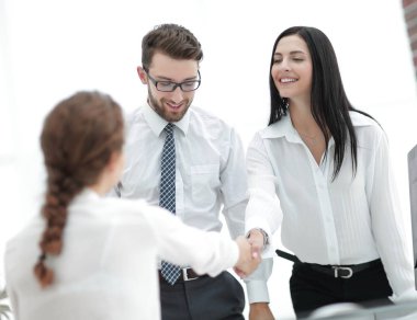 bir meslektaşım ile el sıkışan genç iş kadını