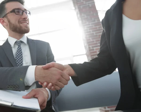 Närbild av två affärsmän som skakar hand — Stockfoto