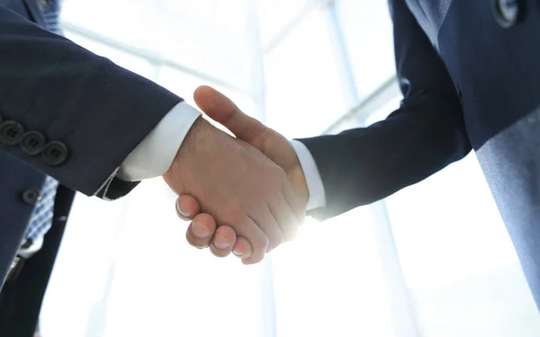 Two  business men going to make handshake — Stock Photo, Image