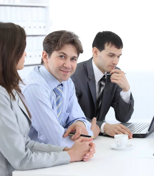 Chefe de equipe de negócios sentado na mesa — Fotografia de Stock