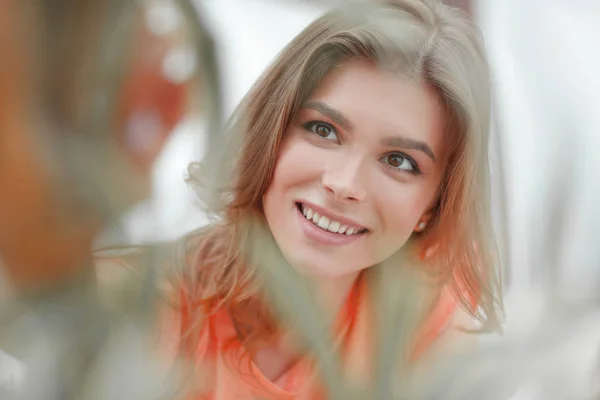 Retrato de cara de mujer sonriente sobre fondo borroso . — Foto de Stock