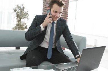 yaratıcı ofisinde çalışan iş adamı