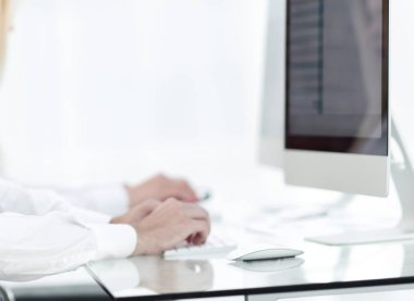 ekranın önünde oturan deneyimli programcılar.