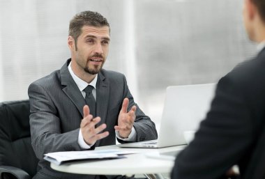 portre. Yöneticisi ve istemci ofiste sözleşmenin koşulları tartışıyor.