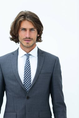 Takım elbise ve kravat şık genç adam