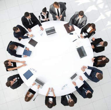 Yukardan manzara. Yuvarlak masa için iş ortakları toplantısı..