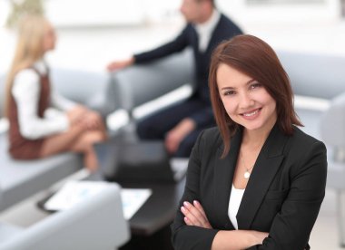 Bulanık arka planda başarılı genç iş kadını