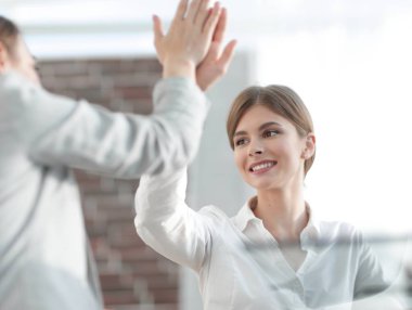 İş ekibinin üyeleri birbirlerine beşlik çakıyor..