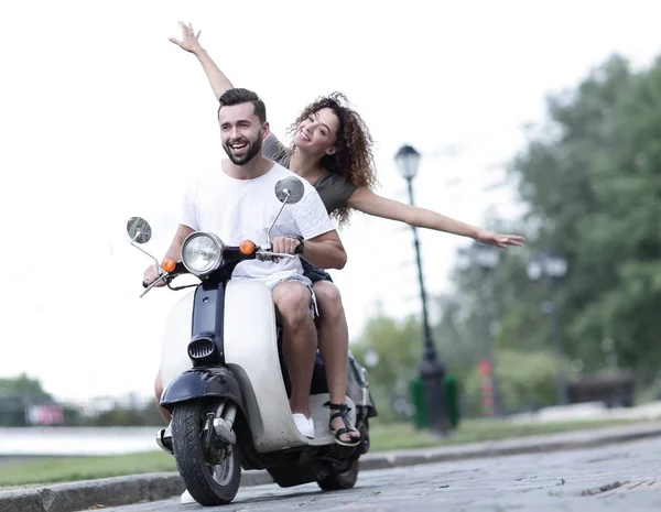 Щаслива пара за кермом скутер збуджений на літні канікули — стокове фото