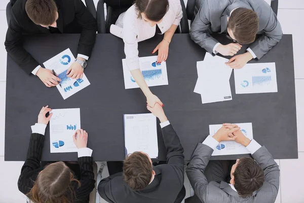 Handshake business partners after the conclusion of the financial transaction — Stock Photo, Image