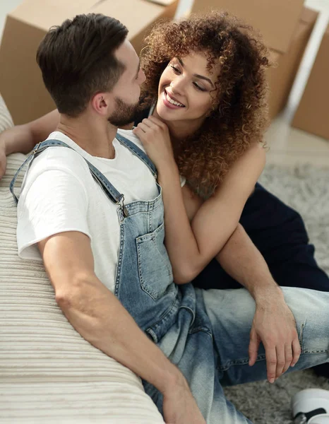 Recién casados felices en un apartamento nuevo . —  Fotos de Stock