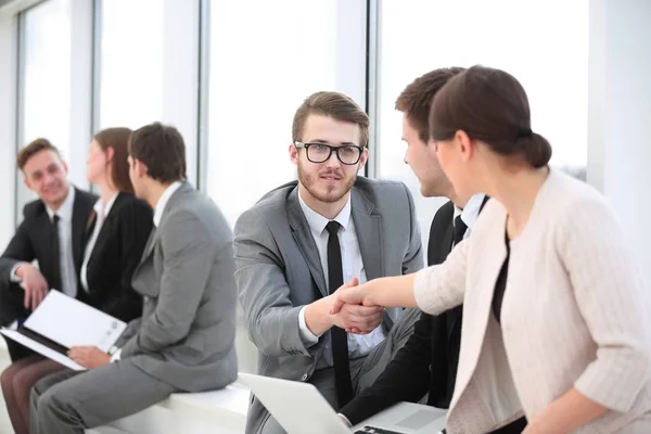 Handshake kolegové na schůzce v kanceláři — Stock fotografie