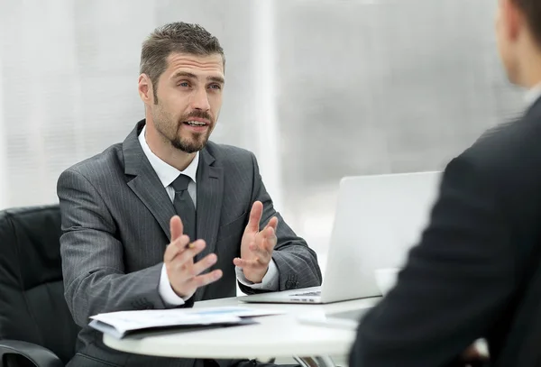 Närbild. Manager och klienten diskuterar villkoren för avtalet på kontoret. — Stockfoto