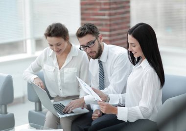 Ofiste finansal çizelgelerle çalışan bir iş adamı.