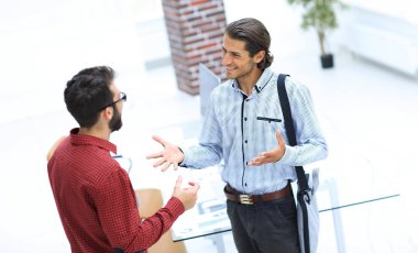 profesyoneller konuş, ofiste ayakta