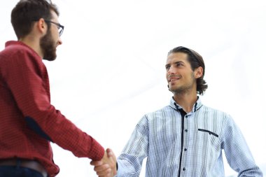 iş takım üyeleri el sıkışma.