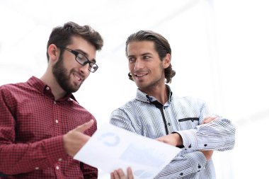 Çalışanlar şirketin belge tartışıyor