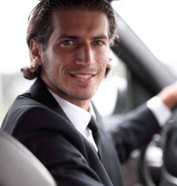 Adam direksiyonda oturuyor.