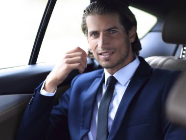 arabada oturan başarılı adam