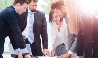 İş adamları. Onların iş projede çalışan iş takım