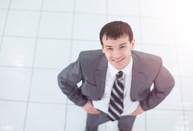 Mutlu orta yaşlı adam izole beyaz arka plan üzerinde ayakta