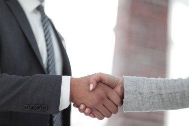 İşadamları el sıkışma başarılı iş toplantı sonrasında