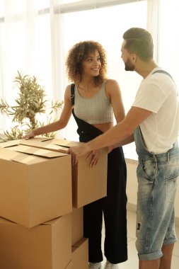 Yeni evliler yeni bir daire kutularına taşımak.