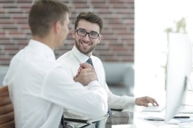 Modern bir ofiste el sıkışma müdürü ve müşterisi