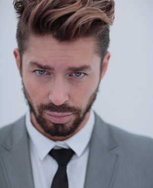 Bir gülümseyen yakışıklı işadamı portresi kadar beyaz üzerinde kapatın