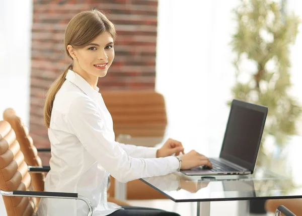 Retrato de mulher jovem trabalhando com um laptop  . — Fotografia de Stock