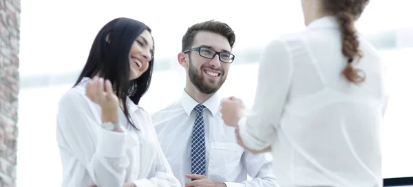 Mitarbeiter reden im Büro. — Stockfoto